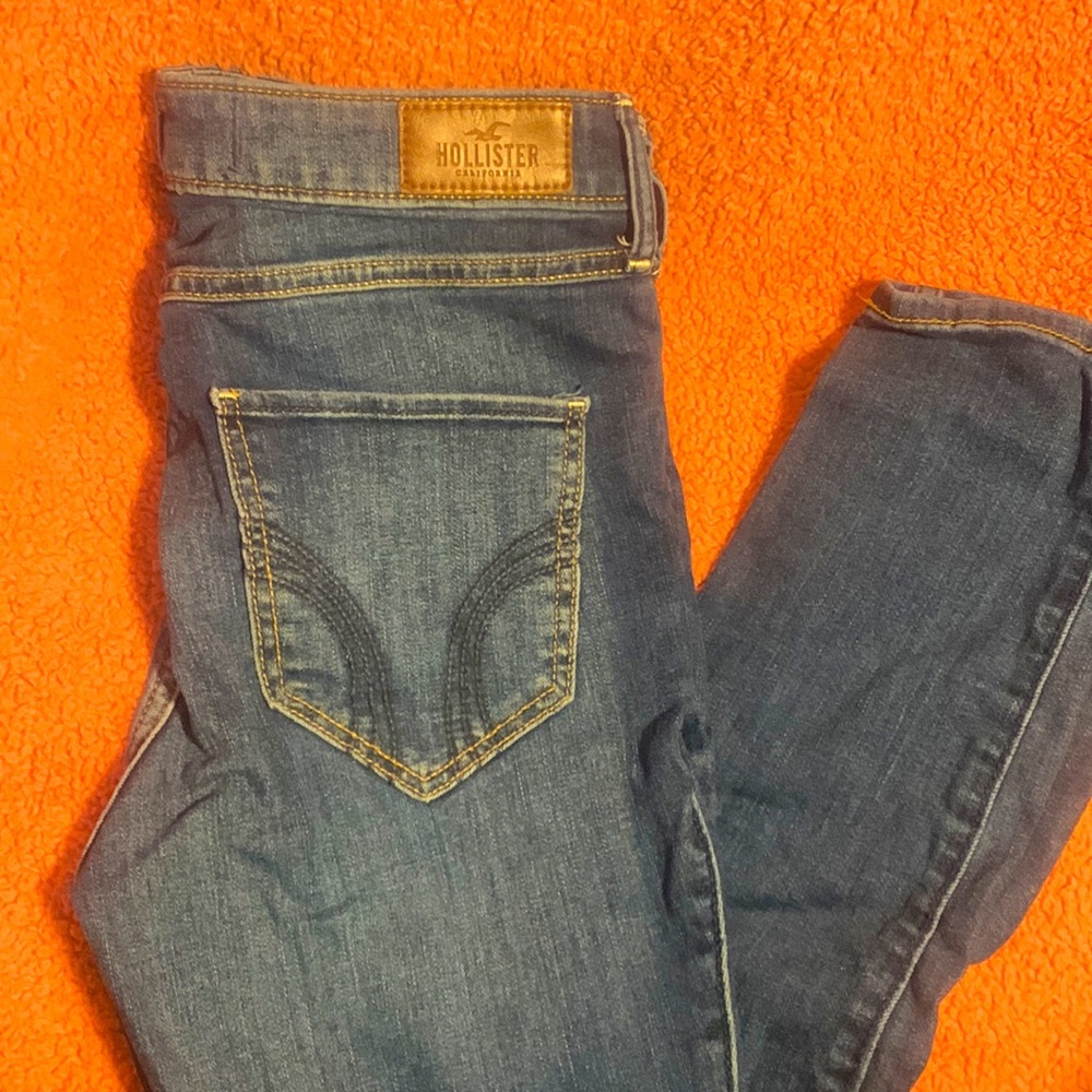 Hollister Jeans. Size: 3R